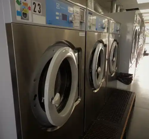 washing machine arranged in a row with black and white colors